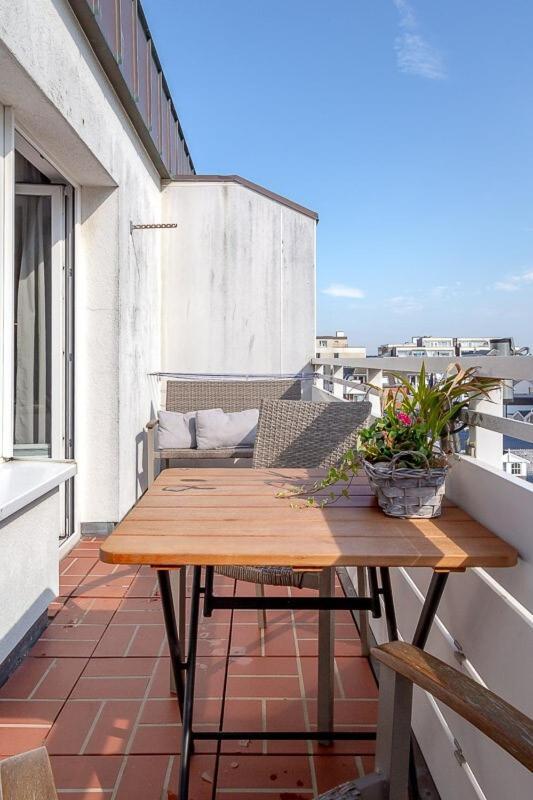Kiki's Oceanfront Apartment